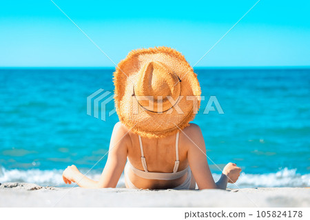 戴著草帽的泳衣女人 戴著草帽的泳衣女人 105824178