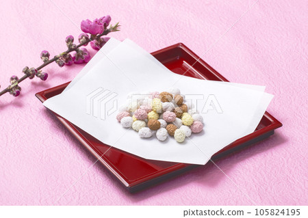 和紙上的日式點心 友花五色豆 日本幸運點心 圖像素材 105824195