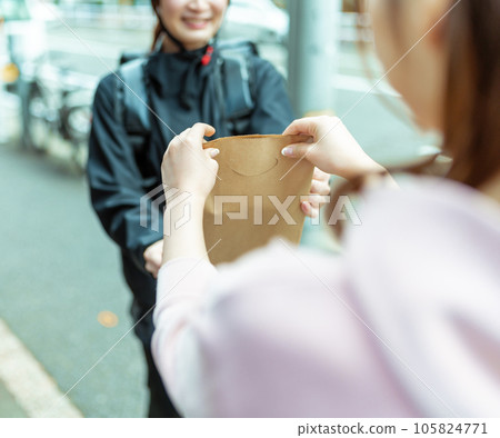 送餐 105824771