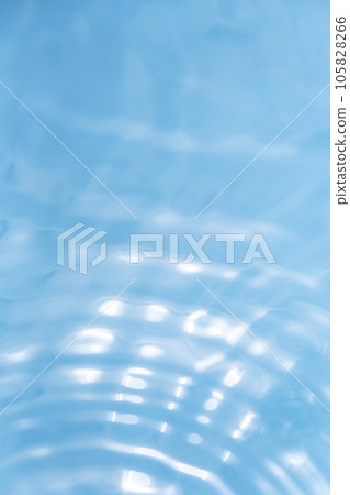 Ripples on the surface of the water 105828266