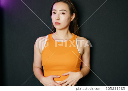 A woman in sportswear 105831285