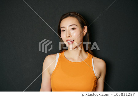 A woman in sportswear 105831287