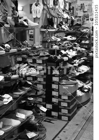 一家老式鞋專賣店的店面。飄蕩著昭和香氣的神戶三宮天橋下 105831435
