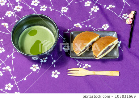 抹茶和銅鑼燒切成兩半 抹茶和銅鑼燒切成兩半 105831669