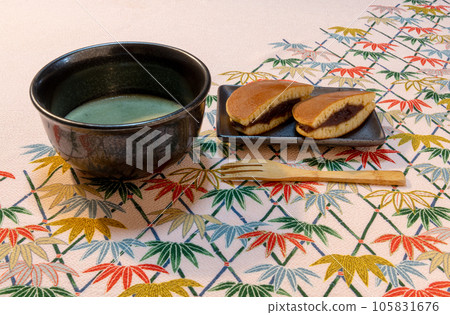 抹茶和銅鑼燒與秋天的形象 抹茶和銅鑼燒與秋天的形象 105831676