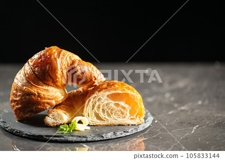Butter Croissant 105833144