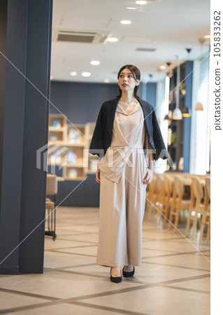 Alasar woman shopping/outing image portrait 105833262