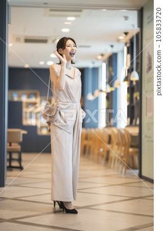 大約 30 名女性購物、外出、聚會圖像 105833720