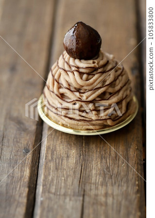 勃朗峰蛋糕配煮栗子 勃朗峰蛋糕配煮栗子 105833800