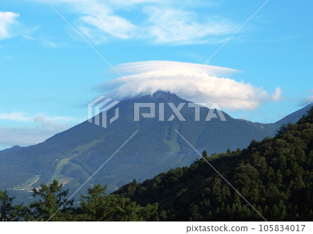 萬代山山頂上空的三重傘雲在藍天的映襯下顯得格外美麗。 105834017