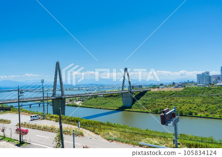 連接晴朗的夏日天空、日本海和河北瀉的河北瀉放水道上的內灘大橋 | 石川縣河北郡內灘町 105834124