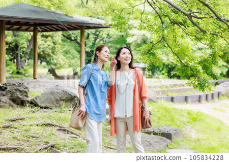 Image of a middle-aged women's trip strolling through a park in a tourist spot 105834228