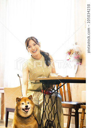 碼頭咖啡館年輕女子柴犬看著鏡頭 105834238