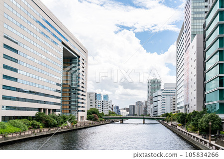 [Tokyo] Buildings along the river 105834266