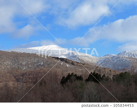 Mt. Minowa, Fukushima Prefecture, with its first snow. The snow and clouds shining white on the top of the mountain in the blue sky are impressive and beautiful. Mt. Minowa, Fukushima Prefecture, with its first snow. The snow and clouds shining white on the top of the mountain in the blue sky are impressive and beautiful. 105834453