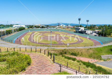 石川縣夏日晴朗的天空和自行車賽道的風景 | 凱林賽圖片 | 石川縣河北郡內灘町 105834782