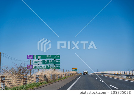 Niigata City, Niigata Prefecture A truck driving near the Kurosaki parking area on the Hokuriku Expressway 105835058