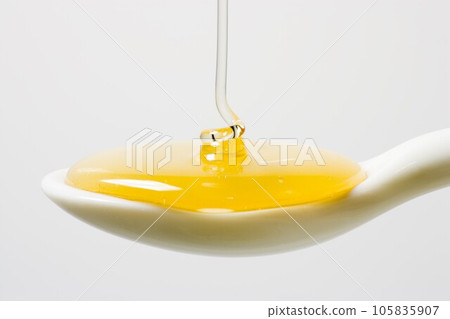 honey on a spoon 105835907