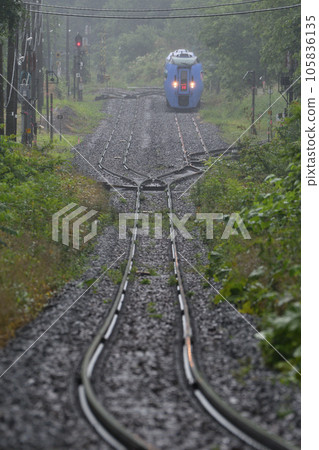 穿過天奧白瀧信號站的特快列車 105836135