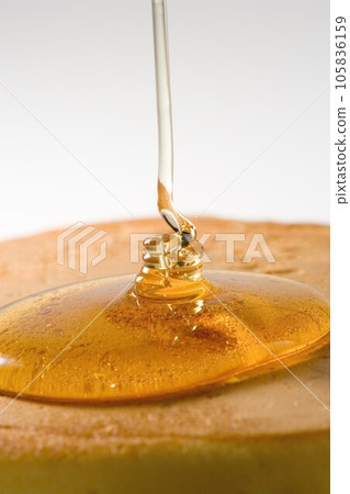 熱蛋糕上的蜂蜜 蛋糕上的蜂蜜 105836159