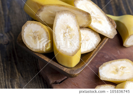 Sliced ripe yellow banana, close up 105836745