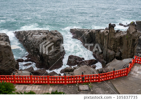 日南海岸上紅色鳥居閃閃發光的牛島神社 105837735