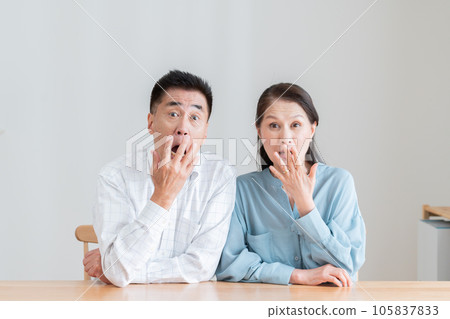 高級夫婦感到驚訝 105837833