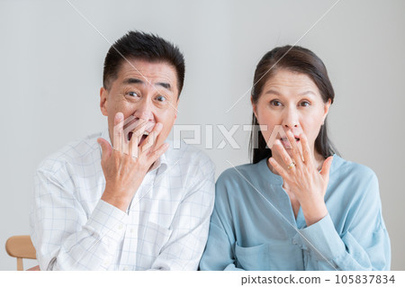 高級夫婦感到驚訝 105837834
