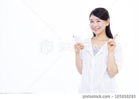 A woman in her thirties with a smartphone in front of a white background 105838293
