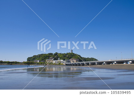 [Fujisawa City] Sea road leading to Enoshima 105839495