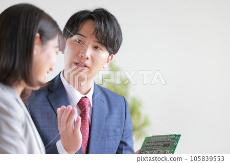 Engineer male explaining the board _3 105839553