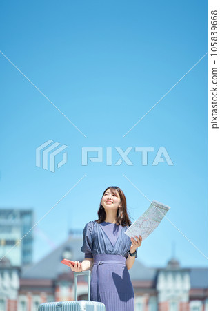 拿著地圖和智能手機的女人 拿著地圖和智能手機的女人 105839668
