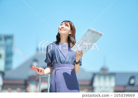 拿著地圖和智能手機的女人 拿著地圖和智能手機的女人 105839669