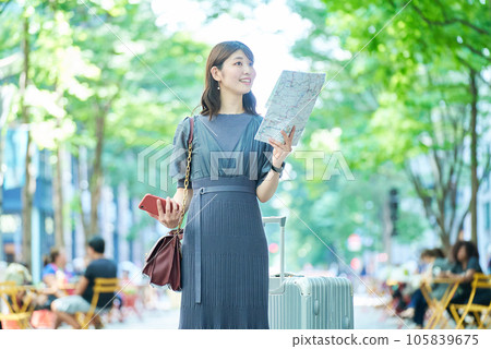 拿著地圖和智能手機的女人 拿著地圖和智能手機的女人 105839675