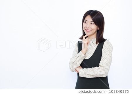 一個三十多歲的女人在白色背景前微笑著思考 105840375
