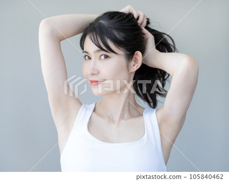 一個把頭髮扎在一起的年輕女人,一個女人,美容,美容,護膚,一個年輕女人 一個把頭髮扎在一起的年輕女人,一個女人,美容,美容,護膚,一個年輕女人 105840462