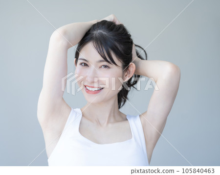 A young woman who puts her hair together, a woman, beauty, beauty, skin care, a young woman 105840463