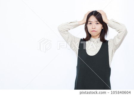 一個三十多歲的女人，在白色背景前擔心抱頭 105840604