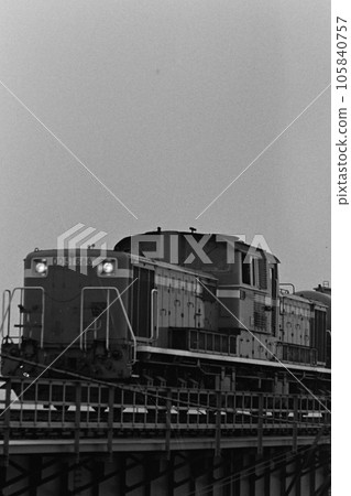 （昭和時代的記錄：1970年代初）柴油機車DD51：八公線小宮鐵橋：單色膠片照片 105840757