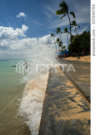 當海浪撞擊牆壁的那一刻 105840768
