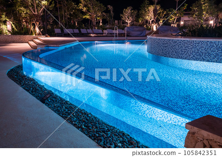 沖繩宮古島希爾頓度假酒店的照明透明泳池和躺椅 沖繩宮古島希爾頓度假酒店的照明透明泳池和躺椅 105842351