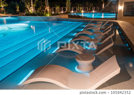 沖繩宮古島希爾頓度假酒店的照明泳池和躺椅 沖繩宮古島希爾頓度假酒店的照明泳池和躺椅 105842352