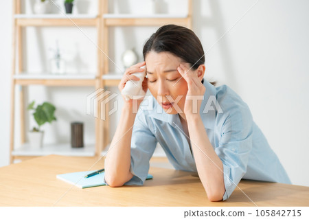 Living room woman malaise tired Living room woman malaise tired 105842715