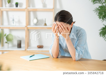 客廳裡的女人不適疲倦 客廳裡的女人不適疲倦 105842718