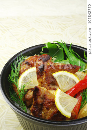Refreshingly spicy, grilled chicken rice bowl with lemon 105842770