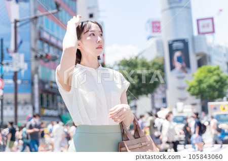 A woman standing at the Shibuya crossing in the heat wave A woman standing at the Shibuya crossing in the heat wave 105843060