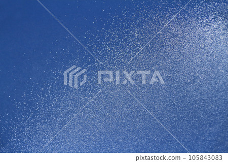 Drops of water sprayed into the blue sky in midsummer 105843083
