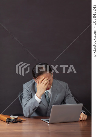 生意讓痛苦的男人憂心忡忡 生意讓痛苦的男人憂心忡忡 105843242