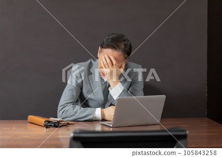 Business worrying painful men Business worrying painful men 105843258