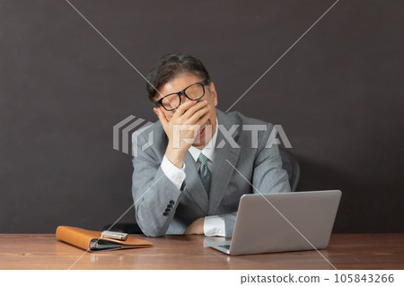 Business worrying painful men 105843266
